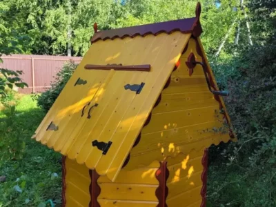Деревянный колодезный домик с распашными дверцами